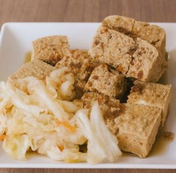 旅遊必吃花蓮臭豆腐！現炸現切、外酥內軟 經典風味不容錯過