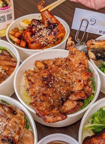 肉片刷上自製烤醬再經直火烤製 台中便當店從主菜到米飯打造烤肉飯特色