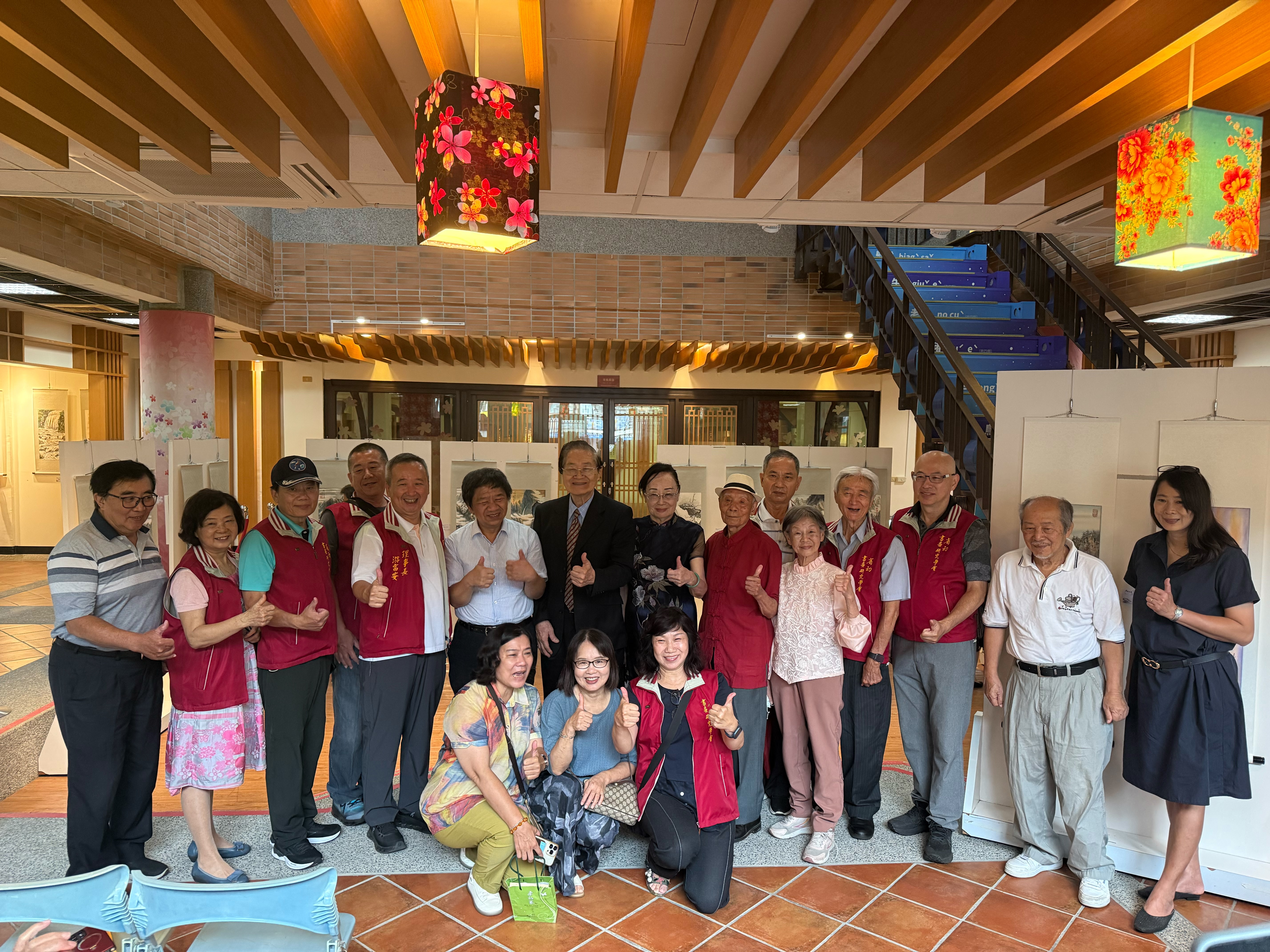 墨舞丹青師生聯展登場　張志強帶領樂齡畫友以彩墨描繪人生風景
