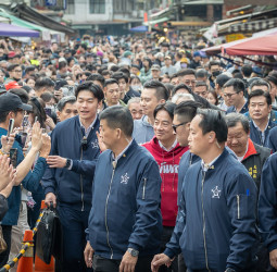 賴清德總統走春桃竹苗廟宇發放福袋　強調以經濟厚植國防安全、擴大社福照顧