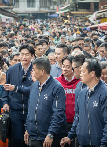 賴清德總統走春桃竹苗廟宇發放福袋　強調以經濟厚植國防安全、擴大社福照顧