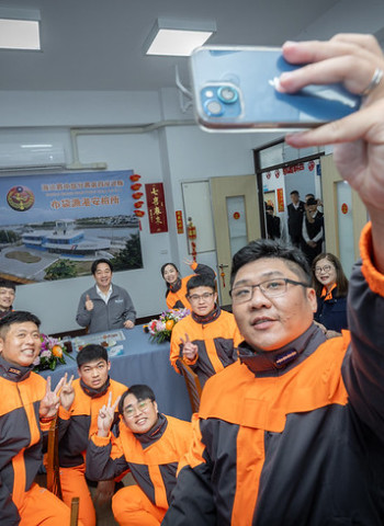 賴清德總統於春節小年夜慰勉海巡署布袋漁港安檢所同仁　肯定海巡第一線辛勞付出、共同守護國家安全