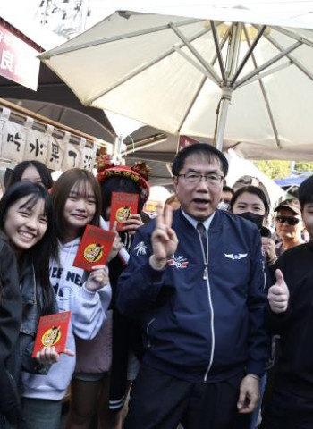 2026新化年貨大街盛大開幕 臺南市長黃偉哲發紅包與民同樂迎金馬年