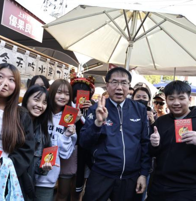 2026新化年貨大街盛大開幕 臺南市長黃偉哲發紅包與民同樂迎金馬年