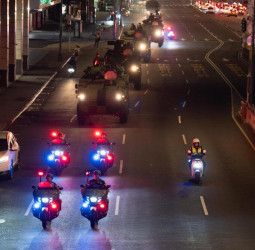 憲兵戰備偵巡結合反無人機演練　雲豹裝甲車街頭機動強化中樞防護