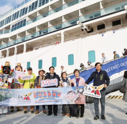 國際豪華觀光郵輪海洋富士號首度靠泊安平港　臺南市長黃偉哲親迎旅客贈禮推廣臺南觀光