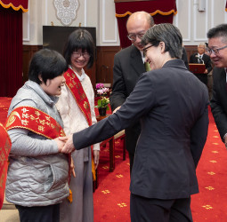 蕭美琴副總統接見第28屆大愛獎得主政府將以長照3.0深化身心障礙與照顧者支持