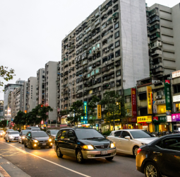 2026年交通新制全面上路！13項規定一次看懂，汽車隔熱紙透光率、考照改革、騎車滑手機、YouBike投保違規最高可罰6萬元