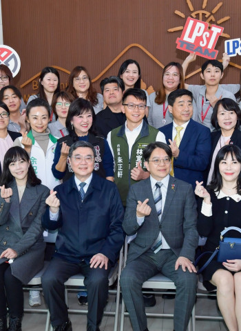 行政院長卓榮泰實地參訪臺南高科技與精密產業，強調政府是產業穩健發展後盾，助力企業創新與轉型升級