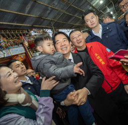 賴清德總統洲美屈原宮及洲美三王宮參香送匾　籲朝野支持總預算順利通過　讓施政照顧更到位