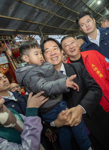 賴清德總統洲美屈原宮及洲美三王宮參香送匾　籲朝野支持總預算順利通過　讓施政照顧更到位