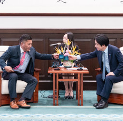 賴清德總統接見馬紹爾群島外長康仁德　盼持續深化臺馬各領域合作　共同提升經濟韌性
