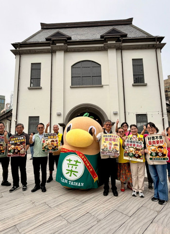 菜奇鴨現身台南西市場宣導反賄選　「市場買菜不買票」推廣乾淨選舉