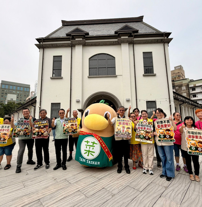 菜奇鴨現身台南西市場宣導反賄選　「市場買菜不買票」推廣乾淨選舉