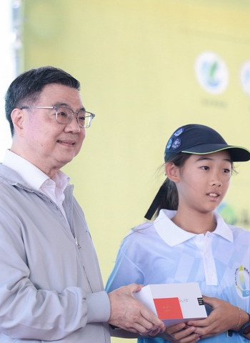 行政院長卓榮泰與副院長鄭麗君送別岳明小帆手蘇澳啟航　挑戰1500公里航向沖繩實踐海洋夢想