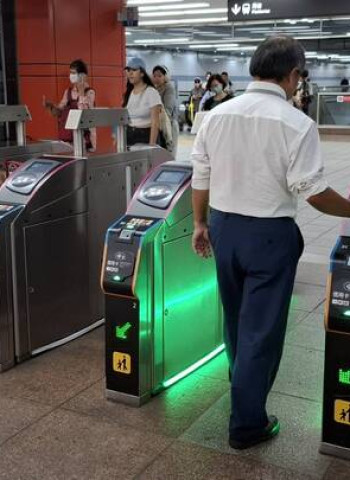 臺北捷運國父紀念館站導入新服務　北捷自行研發「閘門LED通行識別指示燈」即日起試辦提升通行效率