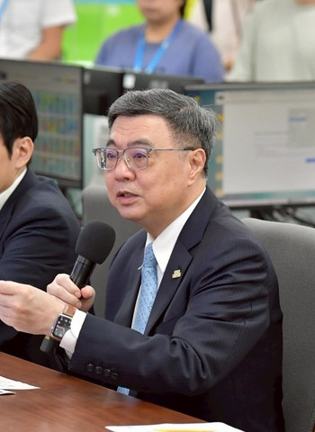 行政院長卓榮泰赴中央氣象署關切梅雨情勢　要求中央地方秉持最高警覺最快應變全力防災