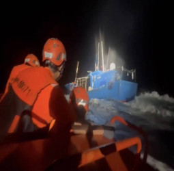 澎湖海巡強勢查扣違法作業中國漁船　中國海警現身騷擾遭監控　海巡署要求中方勿縱容越界捕魚