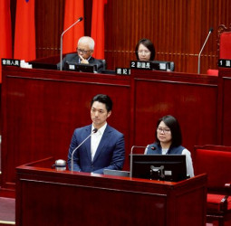 蔣萬安市長總質詢拍板無車日公車免費　敬老卡升級、國中生鮮奶補助同步上路