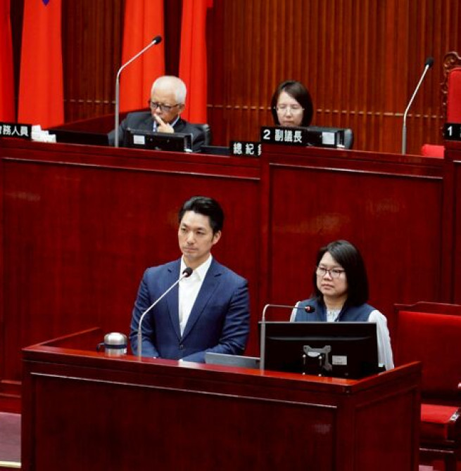 蔣萬安市長總質詢拍板無車日公車免費　敬老卡升級、國中生鮮奶補助同步上路