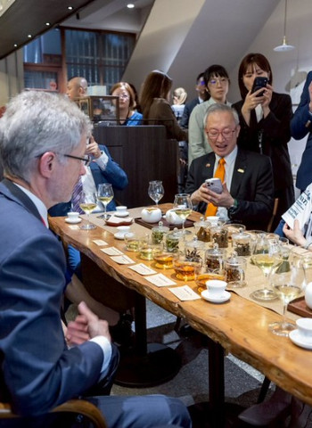 臺北大稻埕茶敘深化交流　蕭美琴副總統邀捷克訪團體驗臺灣茶文化共話臺捷夥伴關係
