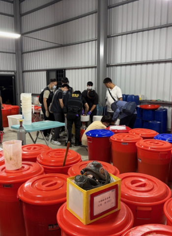 臺南安非他命製毒工廠遭破獲！調查局查扣逾4千公斤半成品　專車接送製毒集團遭起訴
