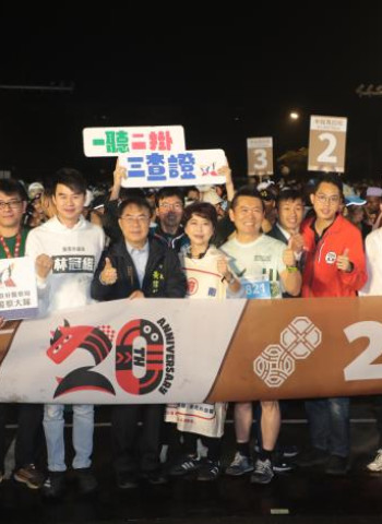 全臺最美賽道開跑！臺南市長黃偉哲鳴槍揭幕　2026臺南古都馬拉松2.5萬人齊聚　米其林補給吸睛