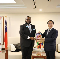 聖克里斯多福及尼維斯贈書臺南市圖　以閱讀交流深化姊妹市文化連結