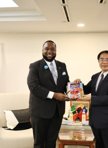 聖克里斯多福及尼維斯贈書臺南市圖　以閱讀交流深化姊妹市文化連結