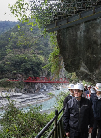 行政院長卓榮泰視察花蓮長春祠與台8線東段復建工程感謝工程團隊長期付出盼早日重現太魯閣風貌