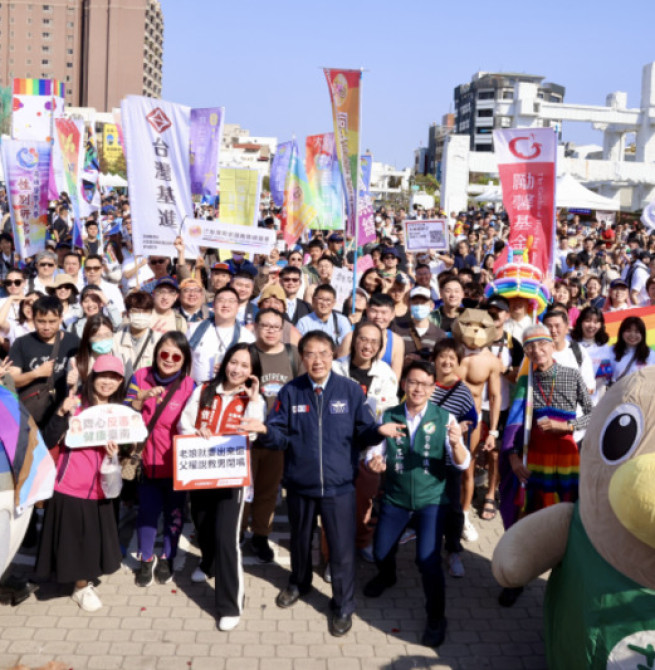 臺南市長黃偉哲出席臺南彩虹遊行　公私部門升掛彩虹旗、河樂廣場湧萬人見證多元平權新篇章
