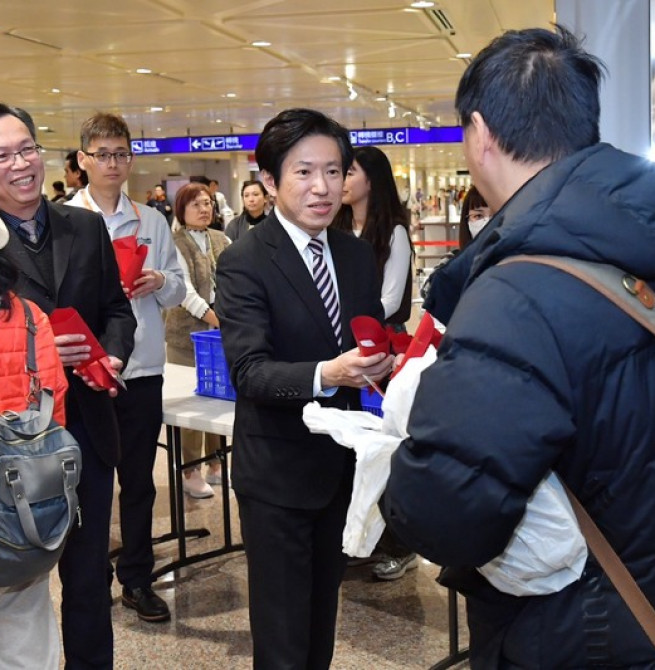 行政院秘書長張惇涵赴桃機迎接杜拜返國國人並表達關懷　強調持續協助國人返臺、確保能源供應與物價穩定
