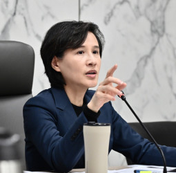行政院副院長鄭麗君推動穩定物價措施　宣布4月民生用天然氣與桶裝瓦斯凍漲　並強化石化供應與塑膠相關民生物資供給