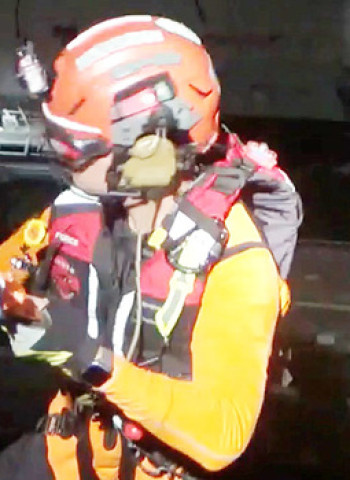 希臘籍油輪船員跌倒昏迷　海巡署空勤跨夜執勤吊掛救援成功後送就醫