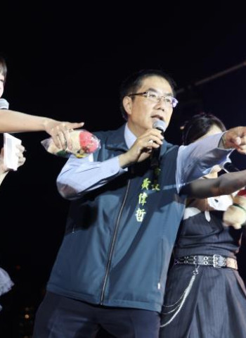 臺南運河百年音樂祭五萬人潮嗨翻運河畔　黃偉哲市長現身安平引爆觀光熱潮