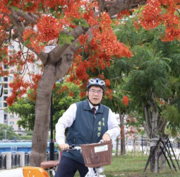 臺南市長黃偉哲騎YouBike漫遊安平運河　邀民眾低碳賞鳳凰花感受臺南百年水岸風情