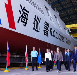 海巡署安平級巡防艦最終艘「東港艦」命名下水　守護海疆再添新戰力