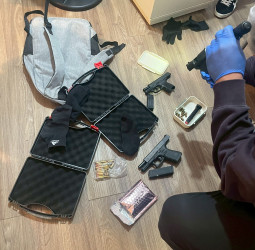 北投溫泉區藏槍毒據點　海巡警聯手查獲三把罕見外國制式手槍