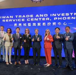 經濟部長龔明鑫美國亞利桑那州揭牌「鳳凰城臺灣貿易投資中心」 強化臺美供應鏈與海外產業聚落布局