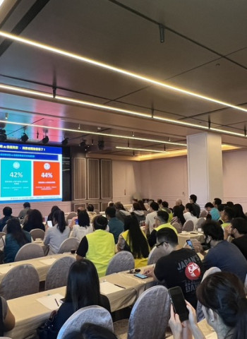 台南市政府經發局商圈講習茶會，商發署蘇文玲宣、局長張婷媛、中正大學張黃正魁教授與各商圈理事長交流商圈AI新趨勢