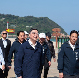 視察南竿北海坑道無障礙設施進度 行政院長卓榮泰打造友善觀光環境並保存馬祖戰地文化
