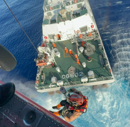 外籍漁工海上受傷　海巡署聯勤吊掛救援　黑鷹直升機緊急後送返臺