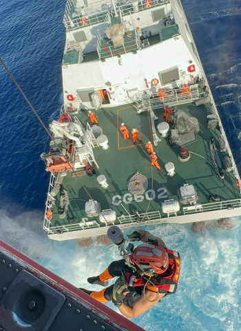 外籍漁工海上受傷　海巡署聯勤吊掛救援　黑鷹直升機緊急後送返臺