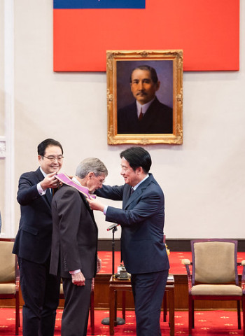 賴清德總統贈勳彭光理先生表彰對臺灣民主無私貢獻 總統府頒授大綬景星勳章