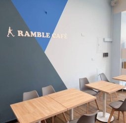 桃園觀音咖啡廳結合不限時座位與窗景 輕食甜點與店寵陪伴午後工作、休憩時光