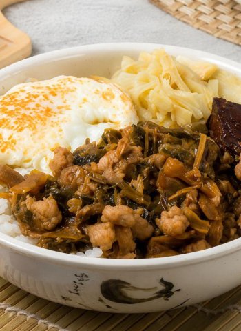 桃園大園梅干肉燥飯 先炒後滷搭配甜口醬香 吃出經典又耐吃家常好滋味