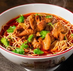 台3線特色小吃新選擇 這間屏東里港川味牛肉麵將花椒香麻層次融入台式大骨湯韻