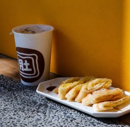 台中南區早餐店主打溫體豬里肌  醃肉、煎製到出餐 手工做好每一份早餐